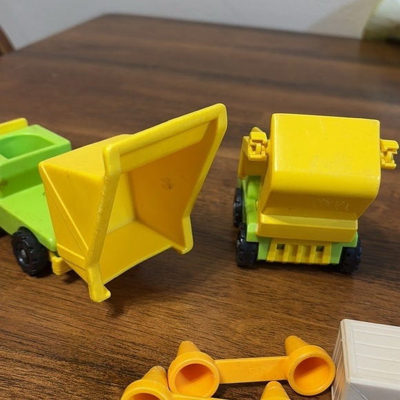 Vintage Fisher Price CONSTRUCTION VEHICLE AND LITTLE PEOPLE WORKERS LOT 0F 8 - Picture 12 of 16